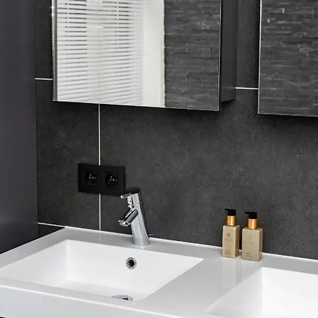 Boonuz Guesthouse, Luxe Duplex In Centrum Met Prive Lounge Terras En Ir Sauna Apartment Ypres